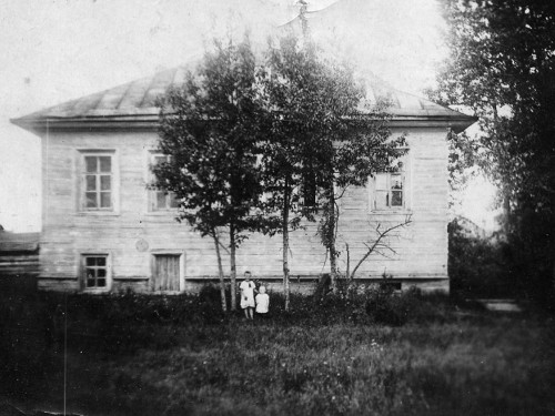 Дом священника Караулова М.Н. (на погосте Фроловском около Флоро-Лаврской церкви на реке Козланге). Дом священника Караулова М.Н. (на погосте Фроловском около Флоро-Лаврской церкви на реке Козланге).